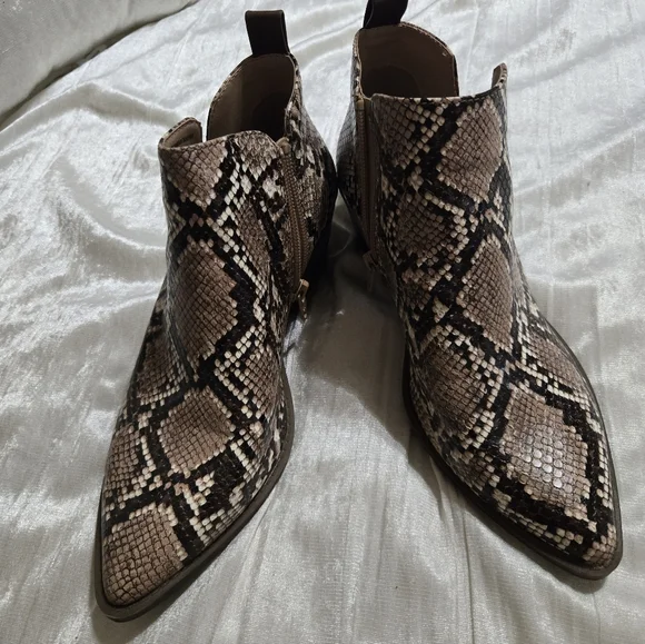 Snakeskin Ankle Boots By Time And Tru Size 7 1/2 EUC - Picture 6 of 8